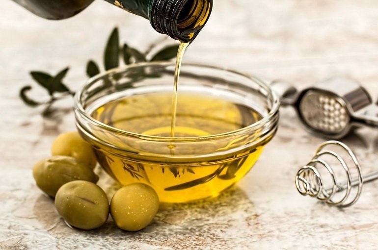Оливковое масло в мисочке