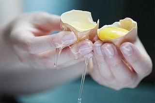 Употребление сырых яиц может привести к сальмонеллезу
