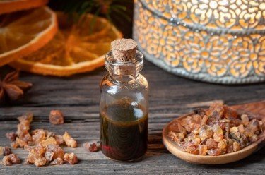 10 удивительных свойств и применение масла мирры