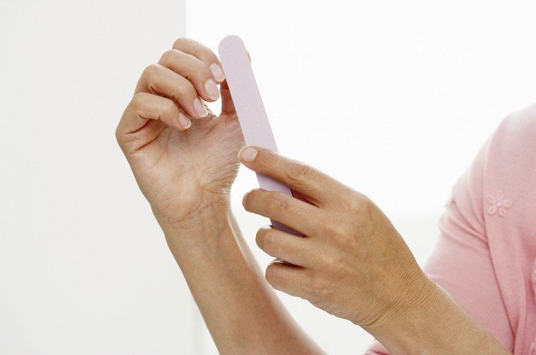 Сухие, тонкие, ломкие ногти на руках: причины и лечение, что делать