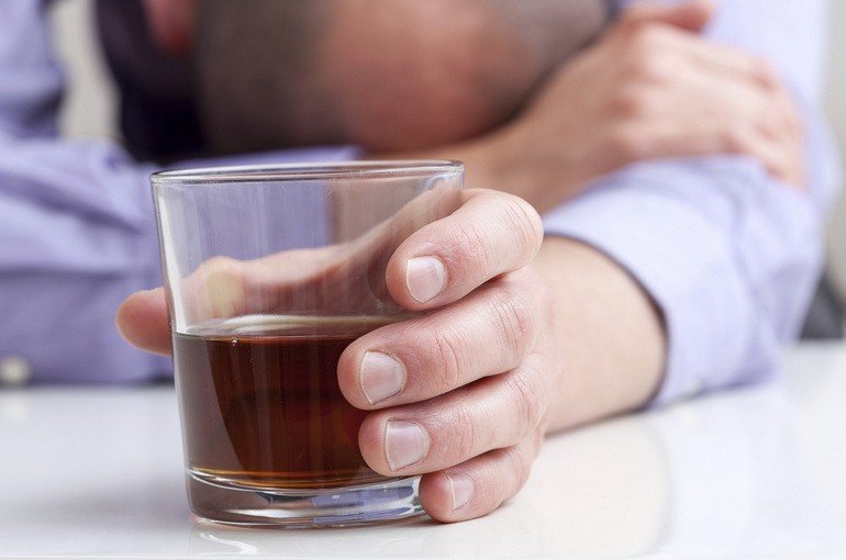 Алкогольное отравление: симптомы, лечение, первая помощь