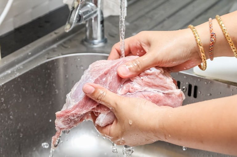 Нужно ли мыть мясо перед приготовлением и заморозкой?