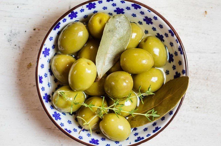 Оливки консервированные: полезные свойства и противопоказания