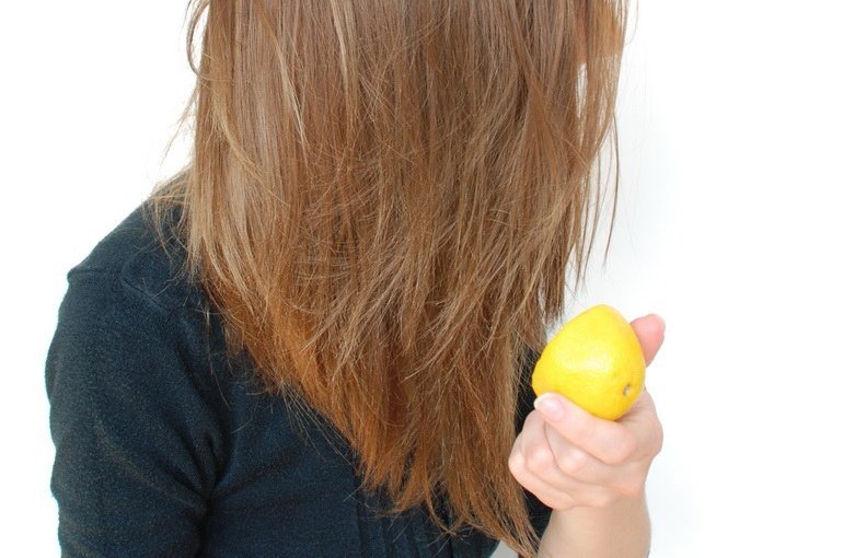 12 удивительных эффектов от нанесения лимона на волосы