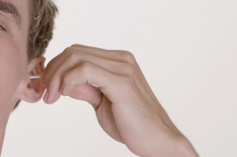 Зуд в ушах: причины, сопутствующие симптомы, лечение