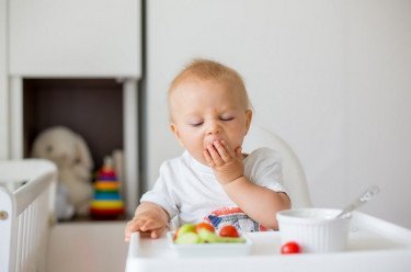 Кормление ребенка 9 месяцев: идеи и примерный план питания