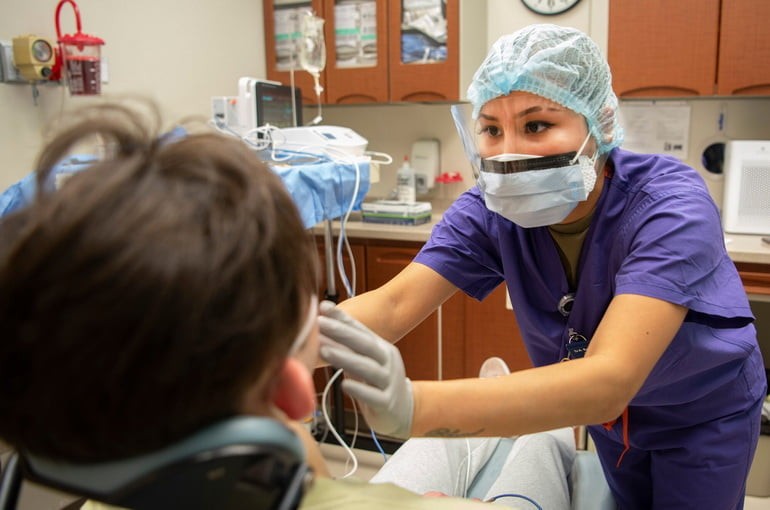 На что обратить внимание при выборе стоматологической клиники для записи к стоматологу?