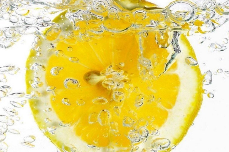 14 полезных свойств воды с лимоном