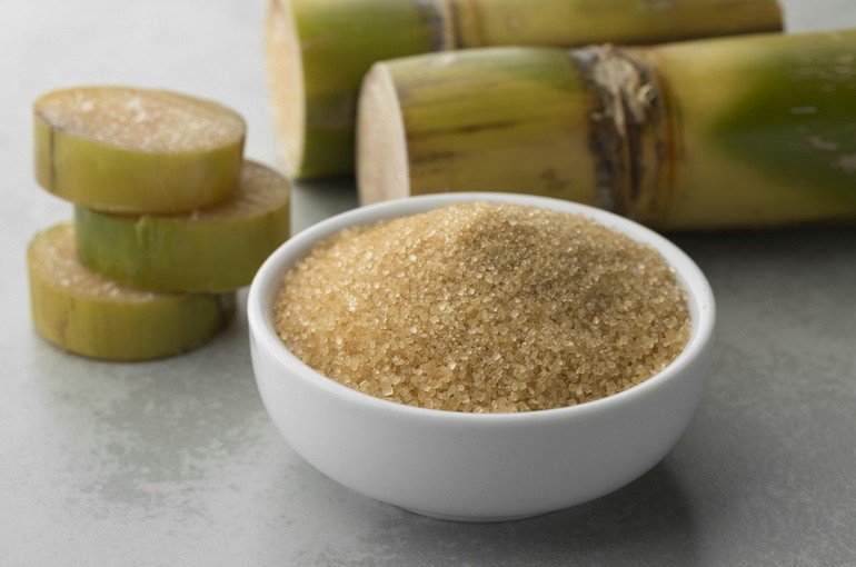 Чем тростниковый сахар отличается от обычного белого сахара?