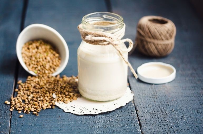 Конопляное молоко: состав, польза и как приготовить