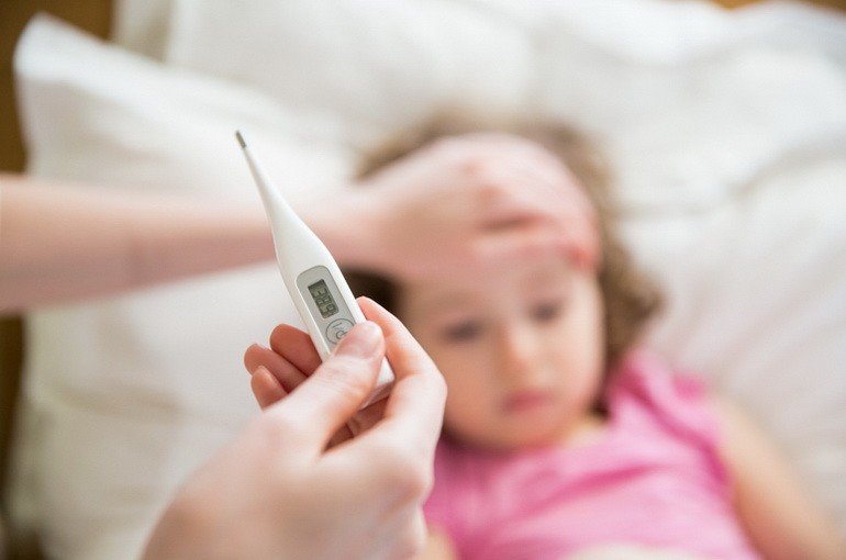 У ребенка температура 38 без симптомов простуды: каковы причины